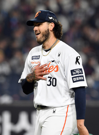 [포토]가슴 쓸어내리는 한화 폰세