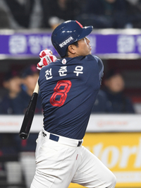 [포토]희생플라이로 1타점 추가하는 롯데 전준우