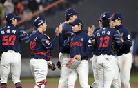 [포토]3연승 하이파이브 나누는 롯데