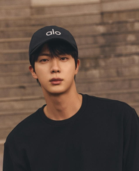 BTS 진, 산불 피해 지역 찾아 직접 배식 봉사 ‘훈훈’