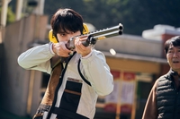 이수혁X하윤경 조합, 클레이 사격 신선한 소재…개연성 떨어지는 전개 ‘파란’에는 물음표 [SS무비]