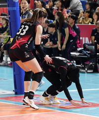 [포토]승리 확정 후 그대로 주저앉는 정관장 메가