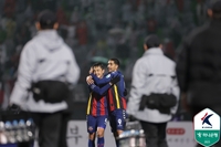 ‘싸박 멍군’ 수원FC-‘오베르단 멍군’ 포항, 우중혈투 속 1-1 무승부