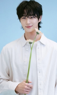 꽃을 든 변우석, 당신 마음에도 봄![★SNS]