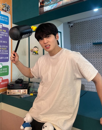 “머리에 오리, 손엔 인형”…차은우의 사랑스러운 ‘봄봄봄’