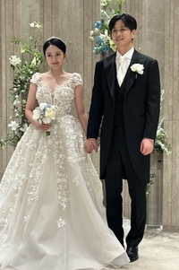 강은비♥변준필, 결혼식 사진 공개하며 “17년 연애한 거 맞아요” 이젠 인정!