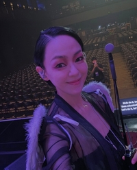 ‘뇌신경마비 극복’ 자우림 김윤아, 무대 위 밝은 미소[★SNS]