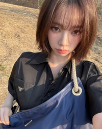 ‘단발병’ 유발...에스파 카리나, 블랙 원피스와 네이비 백으로 봄 완성! [★SNS]