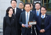 “여보 ‘8-0’이야” 정청래, 尹파면 예견한 이유…낡은 구두가 반짝![SS만화경]