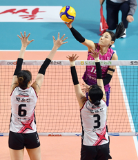 [포토]흥국생명 김연경, 블로킹을 피해서!