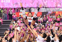 [포토]김연경, 드디어 통합 우승 헹가래