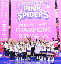 [포토]김연경, 드디어 통합 우승 트로피를!