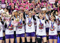 [포토]자신의 응원가 부르며 기뻐하는 김연경