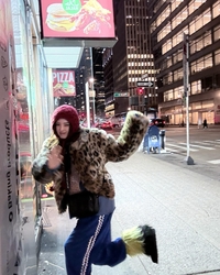 한소희, 저기 뉴욕인가봐?…절친 전종서도 댓글 남겼다 [★SNS]