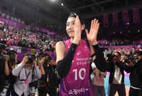 [포토]팬들을 향해 박수를 보내는 김연경