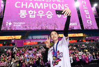 [포토]팬들과 함께 우승의 기쁨을 담는 김연경