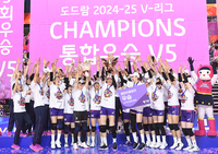 [포토]흥국생명 김연경, 우승 트로피를 높게!