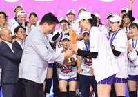 [포토]우승 트로피 건네받는 김연경