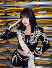 “단결” 아이브 안유진, 군복 스타일도 완벽 소화…“시크+러블리 매력 폭발”