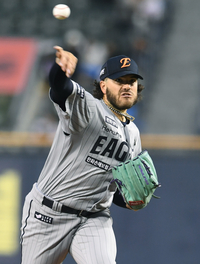 [포토]시즌 2승 도전하는 한화 선발 폰세