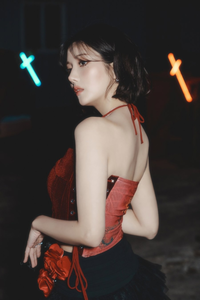 매혹적인 뒤태 드러낸 ‘워터밤 여신’…컴백 앞두고 더 과감해졌다