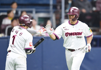 [포토]키움 김건희, LG 임찬규 상대 추격 솔로 홈런