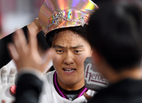 [포토]시즌 첫 홈런 넘긴 키움 김건희