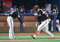 [포토]선제 3점 홈런 친 LG 송찬의