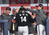 [포토]송찬의의 홈런을 축하하는 염경엽 감독