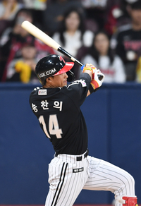 [포토]LG 송찬의, 3점 홈런에 이어 적시타까지!