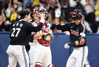 [포토]홈런 LG 송찬의, 한 방에 3점!