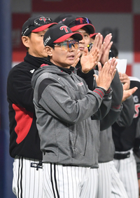 [포토]승리에 박수를 보내는 LG 염경엽 감독