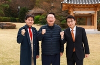 윤석열·전한길 회동…“감옥 가도 괜찮다”는 前대통령의 민간인 관저정치