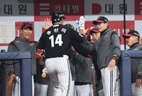 [포토]염경엽 감독과 홈런 하이파이브 나누는 LG 송찬의