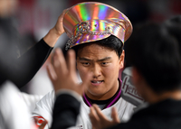 [포토]홈런 하이파이브 나누는 키움 김건희