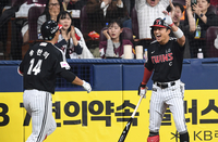 [포토]박해민과 홈런의 기쁨을 나누는 LG 송찬의