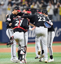 [포토]승리의 세리머니를 하는 LG