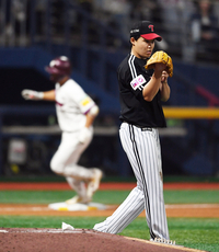 [포토]LG 임찬규, 무실점 호투 중 키움 김건희에게 일격 당했다!