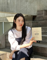 ‘고우림♥’ 김연아, 흰 셔츠와 긴 치마로 완성한 봄날의 우아함