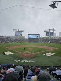 ‘거짓말 같은 날씨’ 잠실 두산-LG전, 세찬 비+우박→2시3분 중단→금방 갠 하늘→2시10분 재개 [SS잠실in]