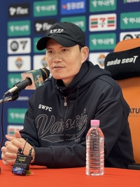 가브리엘 투입 18분 만에 다시 벤치로 ‘초강수’…시행착오 겪는 정경호 감독은 ‘직관’ 믿기로 했다[SS현장]