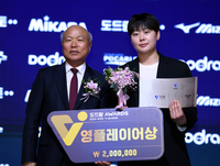 [포토] 한국도로공상 김다은, 여자부 영플레이어상 수상