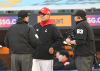 [포토]한화 폰세의 동작에 대해 어필하는 SSG 이숭용 감독