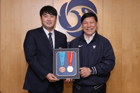 “금빛 기억, 팬들과 나누고 싶었다”→‘베이징 금메달 주역’ 정대현, 올림픽 메달 2개 KBO에 기증