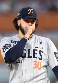 [포토]손에 입김을 부는 한화 폰세