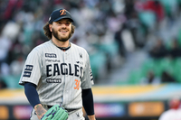 [포토]환하게 웃는 한화 폰세