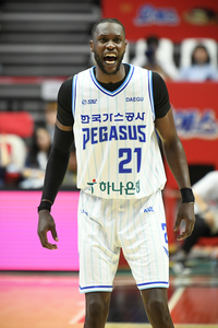 대체 외인? 히든 카드 맞네!…가스공사 마티앙, 6강 PO 뒤흔든다 [SS시선집중]