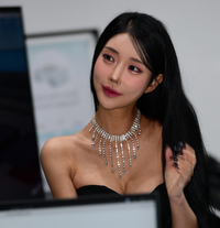 ‘캣우먼’으로 변신한 모델 이시아, 2025 서울모빌리티쇼를 사로잡은 올블랙! [이주상의 e파인더]