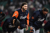 [포토]팬들을 향해 감사의 인사를 하는 한화 폰세