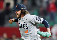 [포토]7이닝 무실점 호투 펼치는 한화 선발 폰세